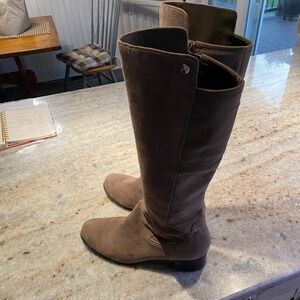 🔥🔥Flash Sale Marc Fisher taupe suede riding boots. EUC
Orig. owner. 14” calf.